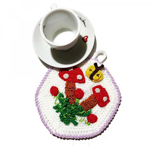 Presina bianca con farfalla e funghetti ad uncinetto 14 cm - Crochet by Patty