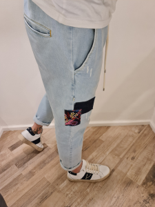Pantalaccio v2 in jeans con toppe laterali