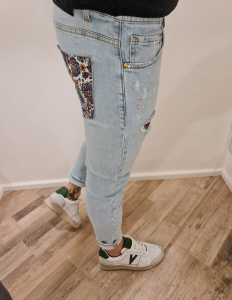 Jeans v2 con tasca fantasia e schizzi vernice 