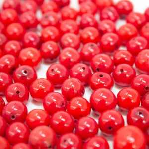 Perla di Murano tonda Ø8 mm, vetro rosso in pasta con foro passante.