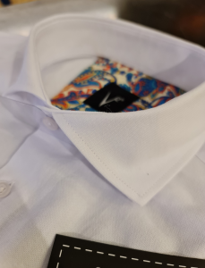 Camicia v2 in cotone bianco con fazzoletto