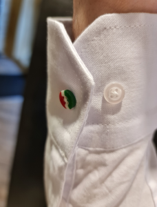 Camicia v2 in cotone bianco con fazzoletto