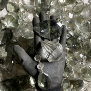 Lotto 5 kg cristalli di Boemia misti per restauro lampadari. Gocce, prismi, sfere e ottagoni pendenti per lampadari antichi, vintage e stile Maria Teresa.
