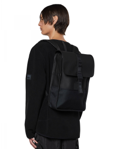 ZainoTrail Backpack Mini nero in tessuto tecnico impermeabile effetto gommato con patta e inserto in tessuto