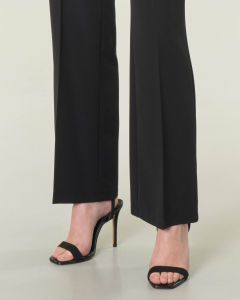 Pantaloni neri in tessuto tecnico stretch con piega stirata