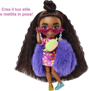 Barbie Extra Minis Mini Bambola Articolata con Vestito Rosa e Rosso Pelliccia Viola