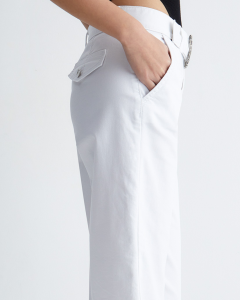 Pantaloni bianchi wide leg in cotone stretch con cintura in vita e fibbia gioiello