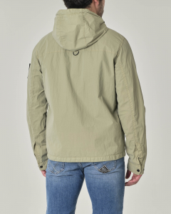 Giacca a vento verde salvia in nylon crinkle con colletto a camicia e cappuccio removibile