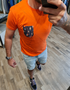 T-shirt arancio con schizzi v2 