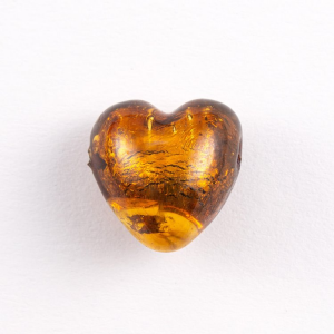 Perla cuore in vetro di Murano 21 mm. Vetro ambra scuro, foglia oro sommersa e foro orizzontale per bigiotteria