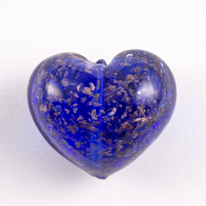 Perla cuore in vetro di Murano 30 mm. Vetro blu con avventurina e foro passante per bigiotteria.