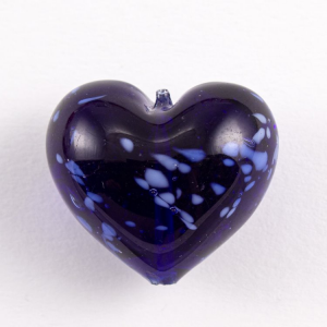 Perla cuore in vetro di Murano 30 mm. Vetro blu e puntini acquamare e foro passante per bigiotteria.