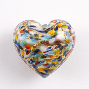 Perla cuore in vetro di Murano 30 mm. Vetro cristallo con disegno puntini multicolore e foro passante per bigiotteria.