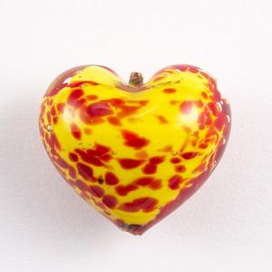 Perla cuore in vetro di Murano 30 mm. Vetro giallo e rosso puntinato in pasta e foro passante per bigiotteria.