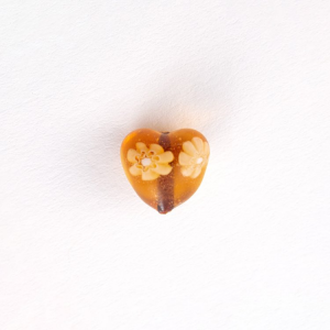 Perla cuore in vetro di Murano con Murrine bianche, colore ambra trasparente Ø12 mm. Con foro passante.