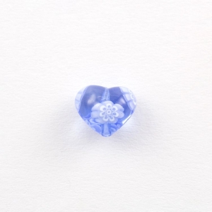 Perla cuore in vetro di Murano con Murrine bianche, colore blu trasparente Ø12 mm. Con foro passante.