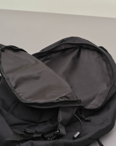 Zaino nero in tessuto con tasca esterna con zip verticale