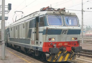 FS, locomotiva elettrica E.632 con pantografi 52, livrea blu/grigia con logo FS 
