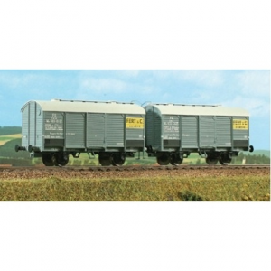 Set di due carri per il trasporto vino Tipo Mv di proprietà della società FERT & C. immatricolati presso le FS.