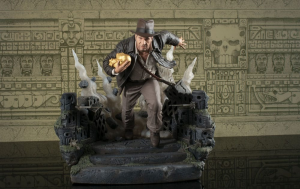*PREORDER* Indiana Jones: Raiders of the Lost Ark Deluxe Gallery: INDIANA JONES Escape with Idol by Diamond Select