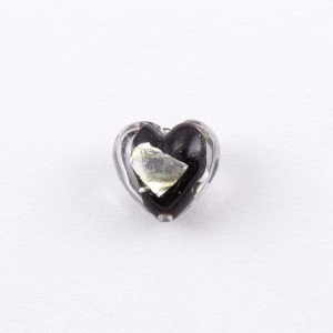 Perla cuore in vetro di Murano 13 mm. Vetro cristallo e nero con foglia argento sommersa e foro passante per bigiotteria