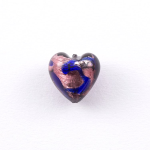 Perla cuore in vetro di Murano 15 mm. Vetro ametista con foglia argento e dettagli blu e foro passante per bigiotteria.