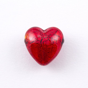 Perla cuore in vetro di Murano 20 mm. Vetro rosso, foglia oro sommersa e foro orizzontale per bigiotteria