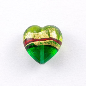 Perla cuore in vetro di Murano 20 mm. Vetro verde con fascia oro e dettagli rossi e foro passante per bigiotteria