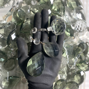 Lotto 3,5 kg cristalli di Boemia misti per restauro lampadari. Gocce, prismi, placche e ottagoni pendenti per lampadari antichi, vintage e stile Maria Teresa.