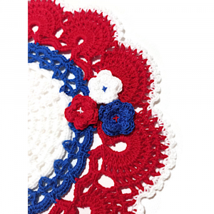 Centrino bianco blu e rosso con fiori ad uncinetto 22 cm - Crochet by Patty