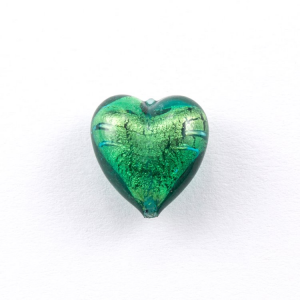 Perla cuore in vetro di Murano 18 mm. Vetro verde e foglia oro sommersa e foro passante per bigiotteria