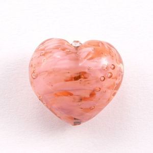 Perla cuore in vetro di Murano 26 mm. Vetro rosa con macchie bianco e for passante per bigiotteria.