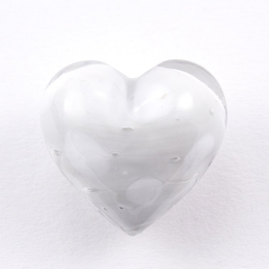 Perla cuore in vetro di Murano 30 mm. Vetro bianco e grigio in pastacon disegno puntini e foro passante per bigiotteria.