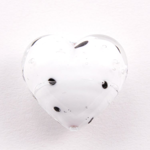 Perla cuore in vetro di Murano 30 mm. Vetro bianco in pasta con disegno puntini nero e foro passante per bigiotteria.