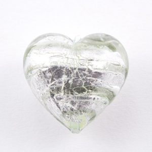 Perla cuore in vetro di Murano 30 mm. Vetro melange variegato cristallo e foglia argento con  foro passante per bigiotteria