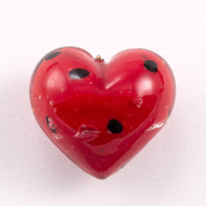 Perla cuore in vetro di Murano 30 mm. Vetro rosso in pasta con disegno puntini nero e foro passante per bigiotteria.