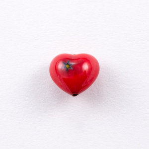 Perla di Murano a cuore con Murrine millefiori colore rosso in pasta, Ø13 mm con foro passante.