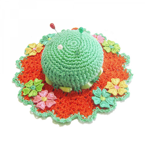 Cappellino puntaspilli acquamarina e arancione ad uncinetto 13.5 cm - Crochet by Patty