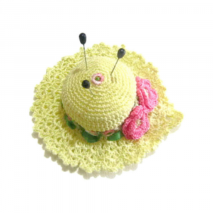 Cappellino puntaspilli giallo e rosa ad uncinetto 13.5 cm - Crochet by Patty
