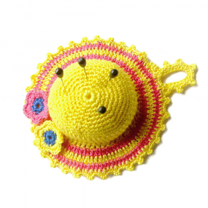 Cappellino puntaspilli giallo e fucsia ad uncinetto 10 cm - Crochet by Patty