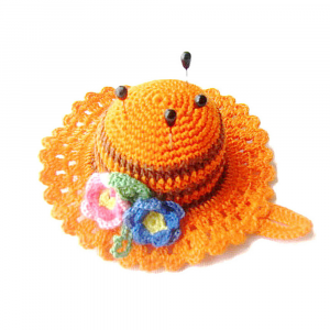 Cappellino puntaspilli arancione e marrone ad uncinetto 10 cm - Crochet by Patty