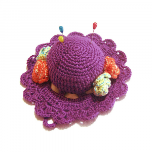 Cappellino puntaspilli violetto ad uncinetto 11 cm - Crochet by Patty