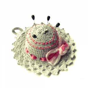 Cappellino puntaspilli grigio e rosa ad uncinetto 11 cm - Crochet by Patty