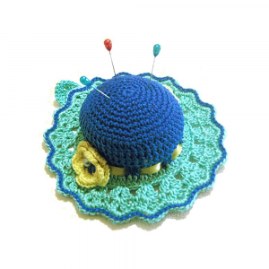 Cappellino puntaspilli blu e acquamarina ad uncinetto 11.5 cm - Crochet by Patty