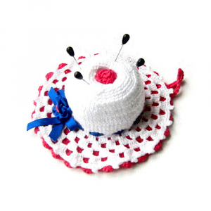 Cappellino puntaspilli bianco fucsia e blu ad uncinetto 11 cm - Crochet by Patty