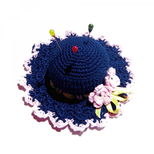 Cappellino puntaspilli blu scuro e rosa ad uncinetto 11.5 cm - Crochet by Patty