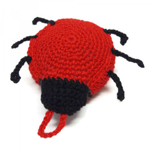 Coccinella puntaspilli rossa e nera ad uncinetto 9x7x3.5 cm - Crochet by Patty