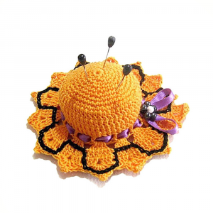 Cappellino puntaspilli arancione e nero per Halloween ad uncinetto 11 cm - Crochet by Patty