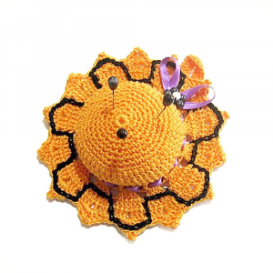 Cappellino puntaspilli arancione e nero per Halloween ad uncinetto 11 cm - Crochet by Patty