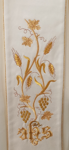 Stola Liturgica nel colore Bianco in tessuto lana-seta con ricco ricamo Ihs-Uva-Spighe